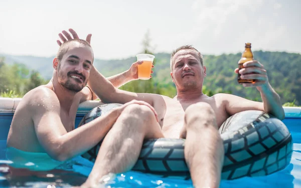 Twee Vrienden Die Bier Drinken Ontspannen Genieten Van Zomer Het — Stockfoto