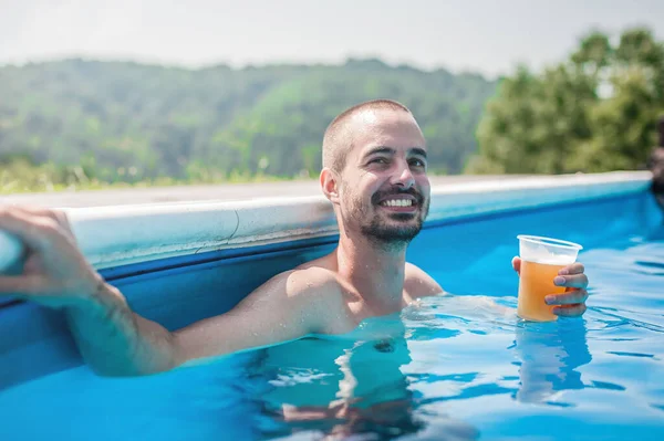 Vrolijke Jongeman Drinken Bier Genieten Het Zwembad — Stockfoto