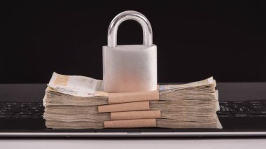 Siber suçlar. Bilgisayarında asma kilit olan internet siber güvenlik kavramı. Fidye yazılımı, Malware, Şifreleme ve Hackleme. Veri güvenliği kavramı