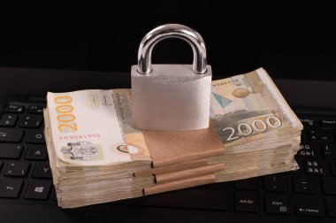 Siber suçlar. Bilgisayarında asma kilit olan internet siber güvenlik kavramı. Fidye yazılımı, Malware, Şifreleme ve Hackleme. Veri güvenliği kavramı
