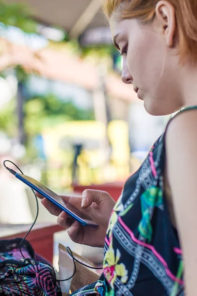 Frau Sitzt Einem Sommercafé Und Tippt Etwas Auf Ihr Handy — Stockfoto