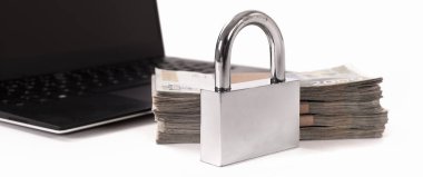 Siber suçlar. Bilgisayarında asma kilit olan internet siber güvenlik kavramı. Fidye yazılımı, Malware, Şifreleme ve Hackleme. Veri güvenliği kavramı