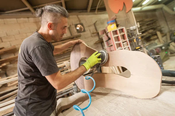 Artesano Está Utilizando Una Lijadora Eléctrica Para Suavizar Textura Madera —  Fotos de Stock