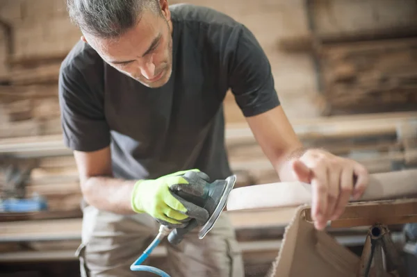 Artesano Está Utilizando Una Lijadora Eléctrica Para Suavizar Textura Madera —  Fotos de Stock