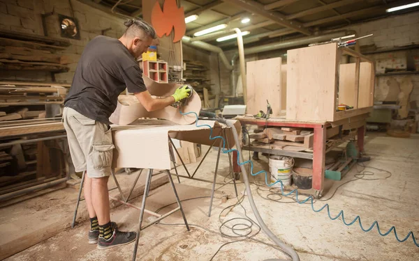 工匠们正在使用电动砂磨机来磨光木纹 木匠概念 — 图库照片