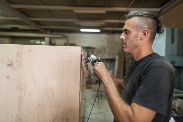 Řemeslník Používá Elektrickou Brusku Aby Uhladil Strukturu Dřeva Tesařský Koncept — Stock fotografie