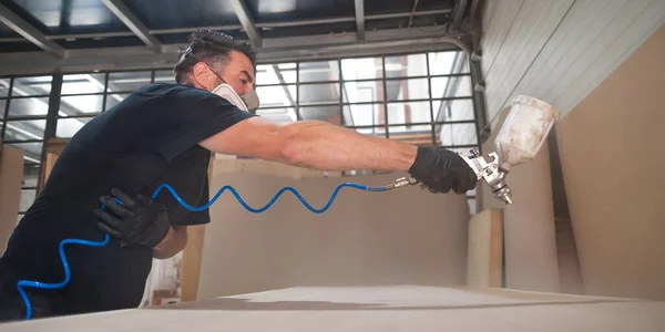 Hombre Con Máscara Respiratoria Pintando Tablones Madera Taller Artesano Moderno — Foto de Stock