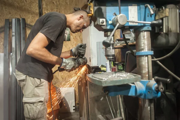 Hombre Que Trabaja Con Herramienta Eléctrica Amoladora Estructura Acero Fábrica — Foto de Stock