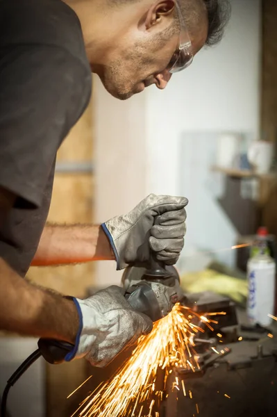 Hombre Que Trabaja Con Herramienta Eléctrica Amoladora Estructura Acero Fábrica — Foto de Stock