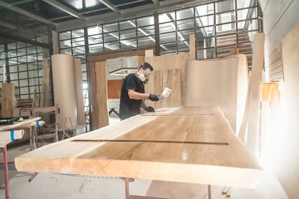 Mężczyzna Masce Respiratora Malujący Drewniane Deski Warsztacie Rzemieślnik Nowoczesne Meble — Zdjęcie stockowe