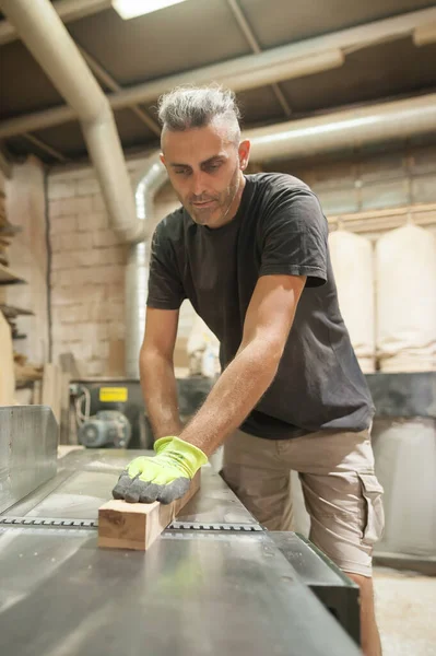 Tesař Zpracovává Dřevo Dílně Nábytku Dřevoobráběcí Řemeslné Nástroje — Stock fotografie