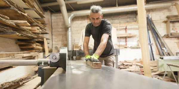 Carpinteiro Processa Madeira Uma Oficina Móveis Ferramentas Para Trabalhar Madeira — Fotografia de Stock