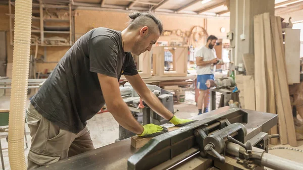 Charpentier Traite Bois Dans Atelier Meubles Outils Pour Travail Bois — Photo