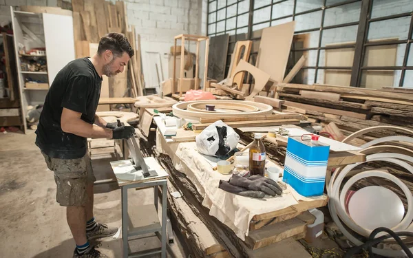 卡彭特正在一个车间里做家具 木工和手工艺工具 — 图库照片