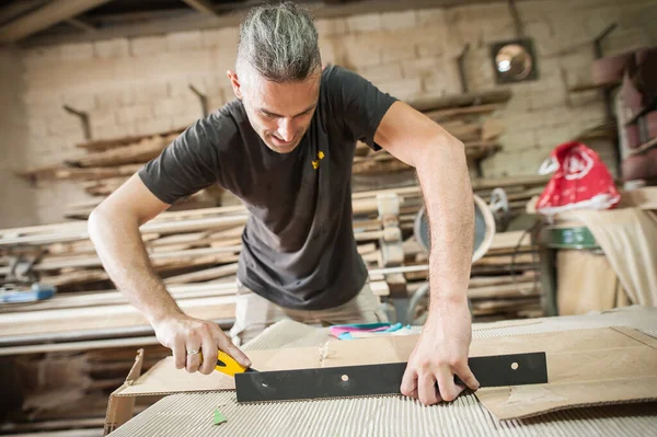 Carpenter Bútorokat Készít Egy Műhelyben Faipari Kézműipari Szerszámok — Stock Fotó