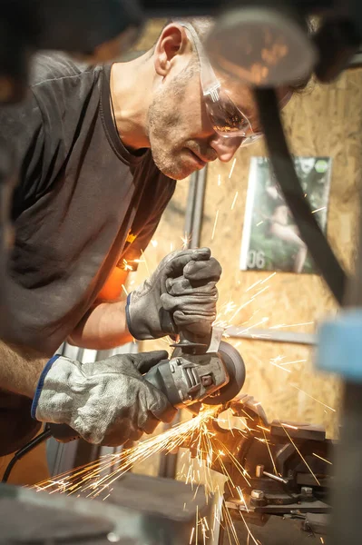 Hombre Que Trabaja Con Herramienta Eléctrica Amoladora Estructura Acero Fábrica — Foto de Stock