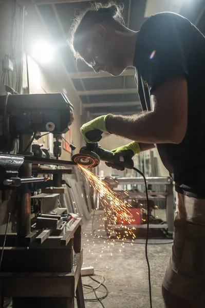 Mann Arbeitet Mit Elektrischem Schleifwerkzeug Stahlkonstruktion Fabrik Funken Fliegen Schleifmaschine — Stockfoto