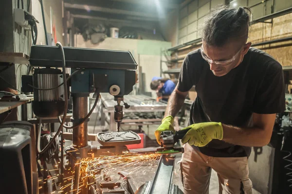 Muž Pracující Elektrickým Brusičem Ocelové Konstrukci Továrně Jiskry Létají Bruska — Stock fotografie