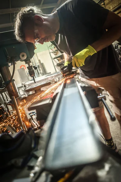 Hombre Que Trabaja Con Herramienta Eléctrica Amoladora Estructura Acero Fábrica — Foto de Stock