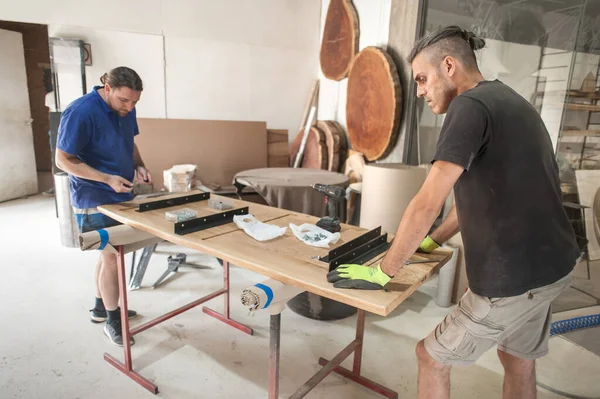 Zwei Schreiner Stellen Einer Werkstatt Möbel Her Werkzeuge Für Holzbearbeitung — Stockfoto