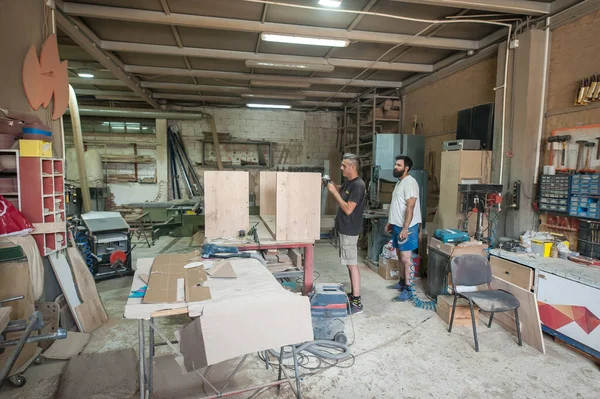 Dos Carpinteros Haciendo Muebles Taller Herramientas Carpintería Artesanía —  Fotos de Stock