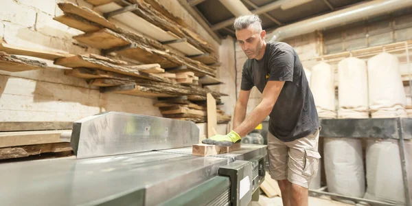 Falegname Lavora Legno Laboratorio Mobili Strumenti Lavorazione Del Legno Dell — Foto Stock