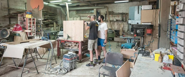 Craftsman Using Electric Sander Smoothen Wood Texture Carpentry Concept Wood — Stock Photo, Image