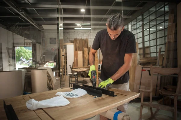 Timmerman Maakt Meubels Een Werkplaats Gereedschap Voor Houtbewerking Handwerk — Stockfoto