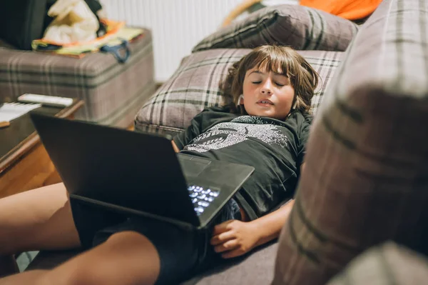 Joven Adolescente Durmiendo Frente Una Computadora Portátil Hogar Tecnología Concepto — Foto de Stock