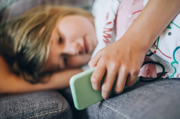 Chica Adolescente Revisando Las Redes Sociales Sosteniendo Teléfono Inteligente Usando — Foto de Stock