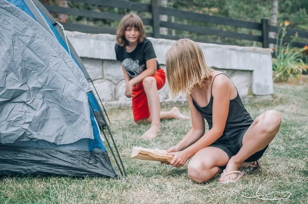 Jongen Meisje Natuur Het Bos Zetten Een Tent Zomer Wandeltocht — Stockfoto