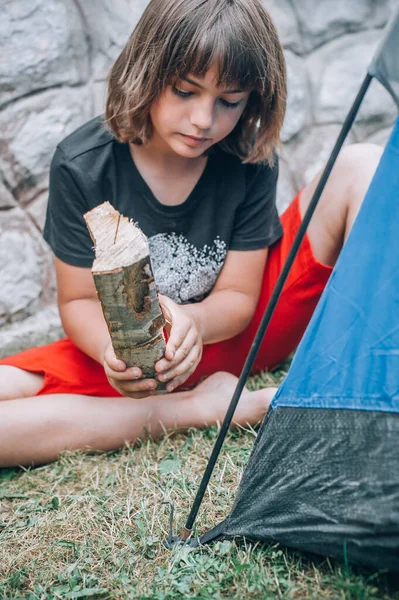 Jongen Natuur Het Bos Zet Een Tent Rust Een Bivak — Stockfoto