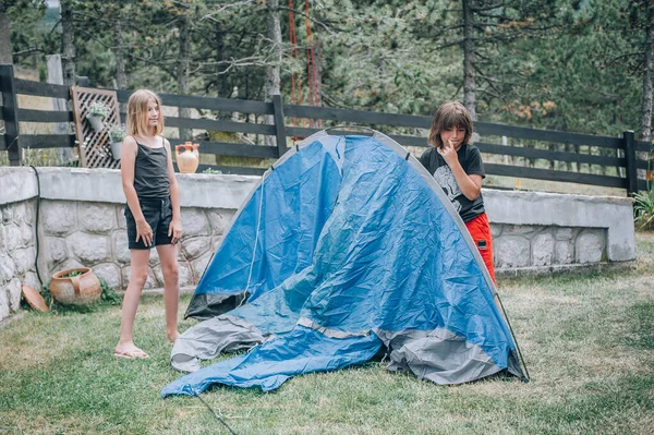 Ormandaki Kız Erkek Bir Çadır Kurarlar Yaz Yürüyüşü Kamp Doğada — Stok fotoğraf