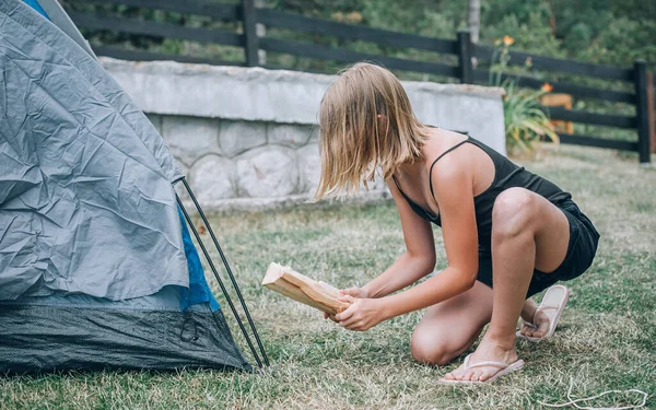Meisje Natuur Het Bos Zet Een Tent Rust Een Bivak — Stockfoto