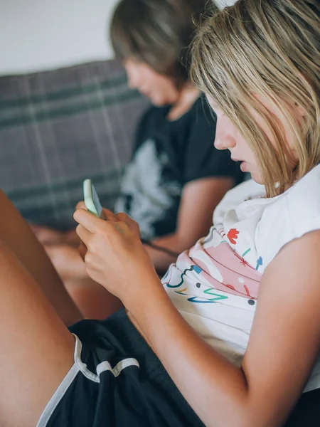 Entfremdungssucht Zwei Teenager Hause Nutzen Ihre Smartphones Für Soziale Medien — Stockfoto