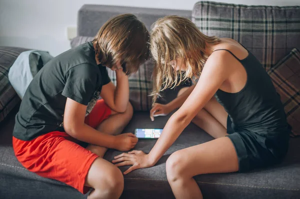 Zwei Teenager Freunde Die Hause Sitzen Smartphones Benutzen Spiele Spielen — Stockfoto