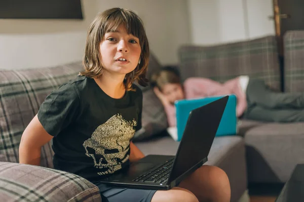 Alienación Social Los Adolescentes Dos Niños Usando Portátil Casa Adicción — Foto de Stock