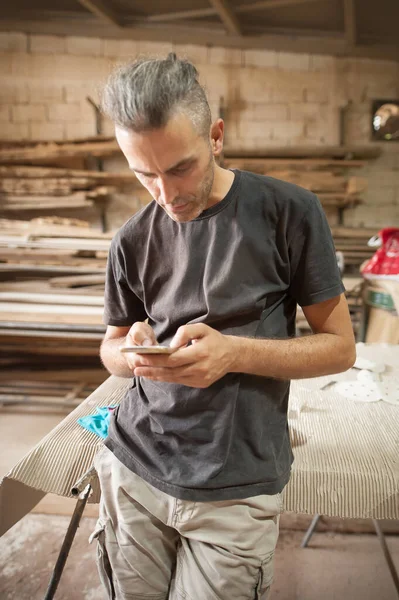 Carpinteiro Artesão Descansando Oficina Rolando Smartphone Handsome Handicraftsman Mensagem Texto — Fotografia de Stock