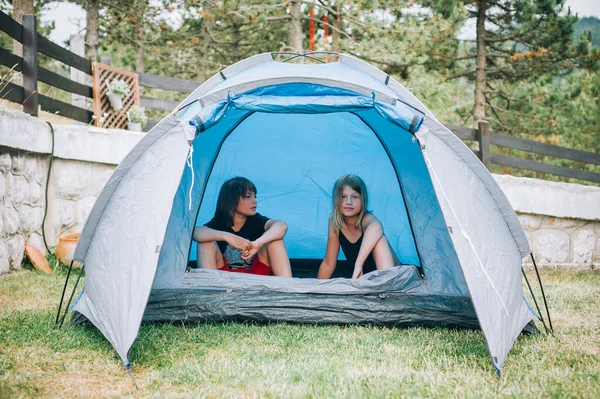 Jongen Meisje Natuur Het Bos Zetten Een Tent Zomer Wandeltocht — Stockfoto