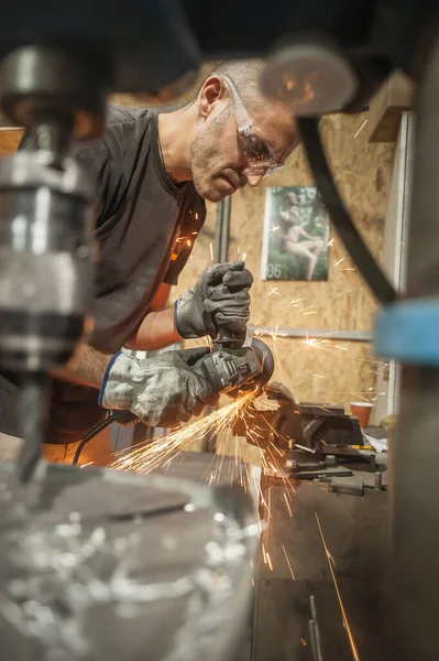 Hombre Que Trabaja Con Herramienta Eléctrica Amoladora Estructura Acero Fábrica — Foto de Stock