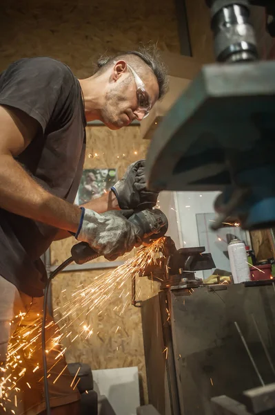 Mann Arbeitet Mit Elektrischem Schleifwerkzeug Stahlkonstruktion Fabrik Funken Fliegen Schleifmaschine — Stockfoto