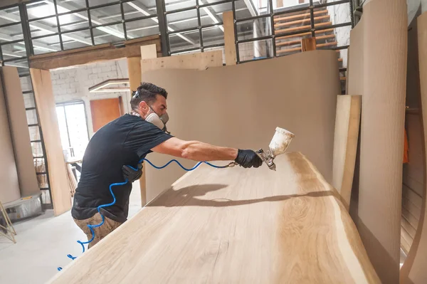 Hombre Con Máscara Respiratoria Pintando Tablones Madera Taller Artesano Moderno — Foto de Stock