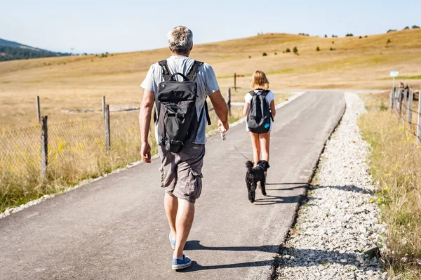 Doğadaki Aile Mutlu Aile Yeşil Doğada Birlikte Vakit Geçiriyor — Stok fotoğraf