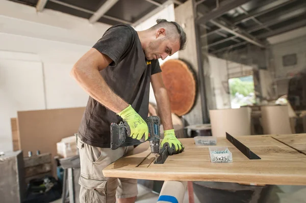 Carpinteiro Está Fazendo Móveis Uma Oficina Ferramentas Para Trabalhar Madeira — Fotografia de Stock