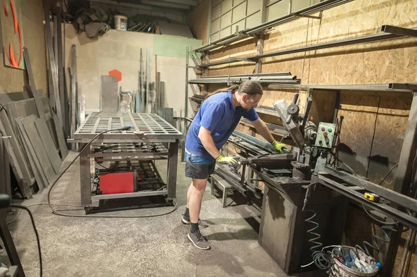 Metal Works Worker Using Electric Wheel Grinding Steel Structure Factory — Stock Photo, Image