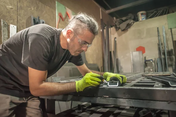 Trabajos Metal Trabajador Que Usa Molienda Ruedas Eléctricas Estructura Acero —  Fotos de Stock