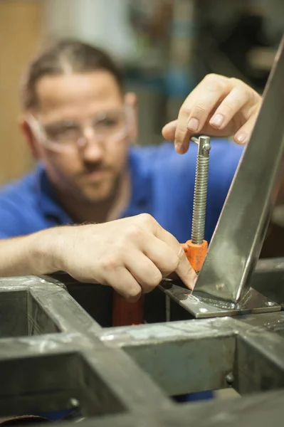 Metal Işe Yarıyor Fabrikadaki Çelik Yapıda Elektrikli Tekerlek Kullanan Işçiler — Stok fotoğraf