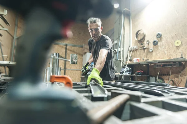 Metal Işe Yarıyor Fabrikadaki Çelik Yapıda Elektrikli Tekerlek Kullanan Işçiler — Stok fotoğraf