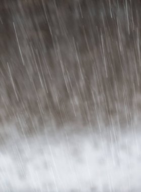 Soyut yağmur damlaları doğa arka planı. Uzun pozlama hareketi. Islak mevsim boş uzay tasarımı. Yağmur damlaları hareketi