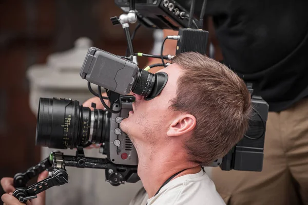 Nos Bastidores Cameraman Filmando Cena Filme Com Sua Câmera Local — Fotografia de Stock